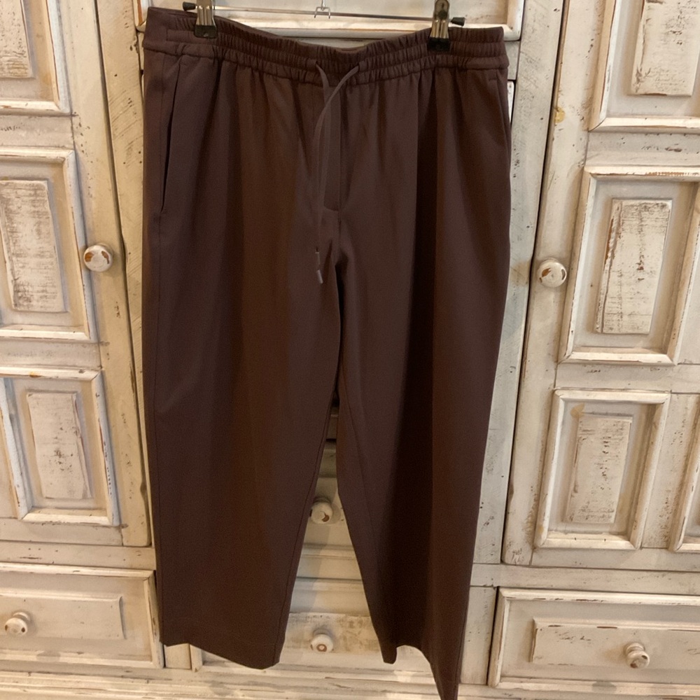 Lululemon Tapered-Leg Mid-Rise Crop 25” Luxtreme joggers